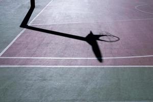 Schatten auf dem Basketballfeld der Straße foto