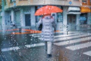 bilbao, vizcaya, spanien, 2023 - menschen mit regenschirm an regnerischen tagen in der wintersaison, bilbao, spanien foto