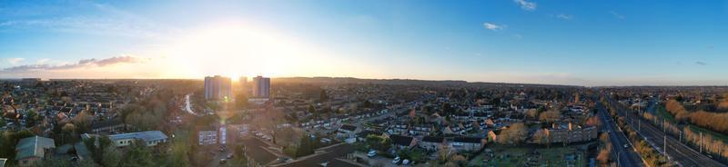 schöne luftaufnahme der stadt luton city of england kurz vor sonnenuntergang foto