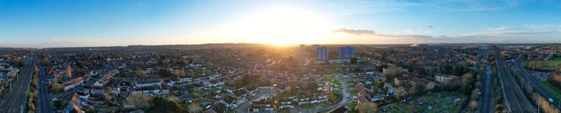 schöne luftaufnahme der stadt luton city of england kurz vor sonnenuntergang foto