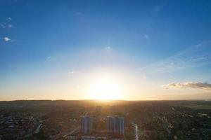 schöne luftaufnahme der stadt luton city of england kurz vor sonnenuntergang foto