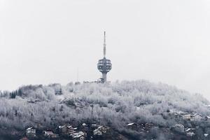 Winteransicht des zerstörten Fernsehturms von Sarajevo. der hum tower oder toranj hum ist ein fernmeldeturm auf dem berg hum in der peripherie von sarajevo. Wahrzeichen einer Stadt. foto