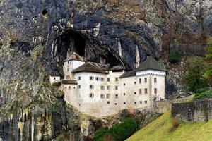 Blick auf die Burg Predjama in Slowenien. Orte von historischem Interesse. Das uneinnehmbare mittelalterliche Wunder thront seit mehr als 800 Jahren inmitten einer 123 Meter hohen Klippe. foto