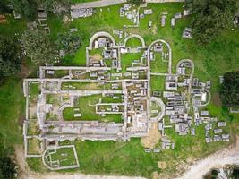 luftdrohnenansicht der römischen ruinen von salona bei solin, kroatien. Orte von historischem Interesse. reisen und Geschichte und Kultur entdecken. Ruinen und archäologische Stätte. foto