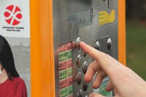 Nitra, slowakei - 01.07.2023 die Hand einer Frau kauft ein Ticket in einem Fahrkartenautomaten. foto