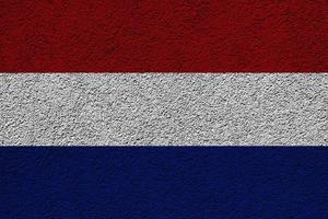 niederländische Flagge auf einem strukturierten Hintergrund. Konzept-Collage. foto