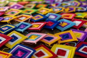 Mobiler Hintergrund mit handgeknüpftem Garn in Quadraten in verschiedenen Farben, die auf dem Boden angeordnet sind. foto
