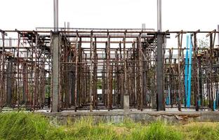 Nahaufnahme im Hintergrund von Gerüsten aus Eukalyptusstämmen, die zusammengebaut werden. foto