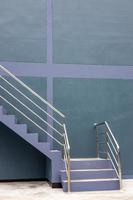 Nahaufnahme des Hintergrunds der seitlichen Treppe, der lila-grauen Wand.
