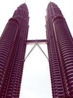 kuala lumpur-feb-29-2016, retro-bild vertikal, heller himmel über der spitze der petronas-zwillingstürme. Februar in Kuala Lumpur, Malaysia. foto