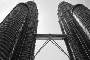 kuala lumpur-feb-28-2016, schwarz-weiß-bild, mit hellem himmel über den petronas-zwillingstürmen. Februar in Kuala Lumpur, Malaysia foto