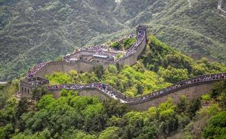 Panorama der Chinesischen Mauer zwischen den grünen Hügeln und Bergen in der Nähe von Peking, China foto