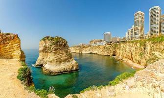 raouche oder taubenfelsenpanorama mit meer und ciry center im hintergrund, beirut, libanon foto