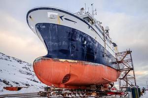 Fischerei Schiffsrümpfe in einer Werft auf Wartung während der Winterzeit, Hafen von Nuuk, Grönland