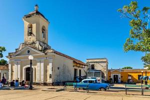 zentraler platz der kubanischen stadt mit kirche iglesia san francisco de paula, trinidad, kuba foto