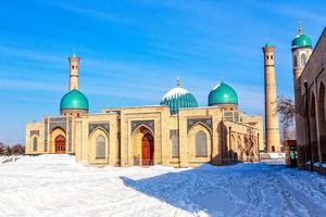 Schnee, blaue Kuppeln und verzierte Moscheen und Minarette von Hazrati Ima foto