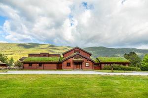 traditionelles torfdachhaus mit grünen hügeln im vordergrund, valle, grafschaft aust-agder, norwegen