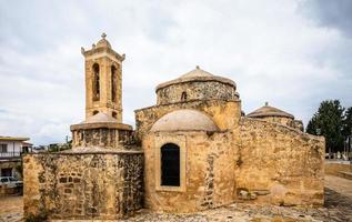 agia paraskevi alter stein mit kuppeln und glockenturm byzantinische kirche im dorf geroskipou, zypern foto