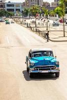 Altes blaues Retro-Oldtimer auf der Straße im Zentrum von Havanna, Kuba foto