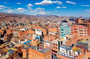 bunte straßen von la paz mit schneekappe von illimani peak, la paz stadt, bolivien foto