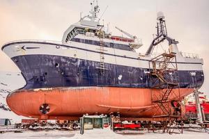 Fischerei Schiffsrümpfe in Werft auf Wartung während der Winterzeit, Hafen von Nuuk, Grönland