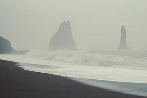 Strand mit Klippen auf Sturmlandschaftsfoto foto