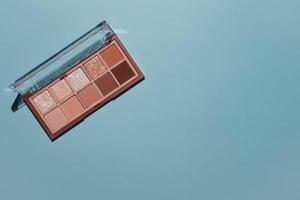 lidschattenglitter und matte palette auf blau foto