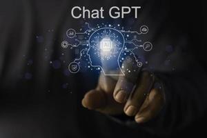 geschäftsmann, der ein leichtes chatbot-symbol hält. chat gpt ai oder künstliche intelligenz mit chatbot generieren foto