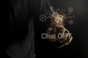 geschäftsmann, der ein leichtes chatbot-symbol hält. chat gpt ai oder künstliche intelligenz mit chatbot generieren foto