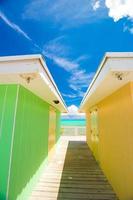 Bunte Häuser auf einer exotischen karibischen Insel foto