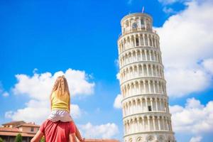 familie von vater und kind hintergrund der lernturm in pisa. pisa - reise zu berühmten orten in europa. foto