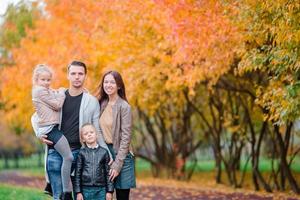 Porträt einer glücklichen vierköpfigen Familie am Herbsttag foto