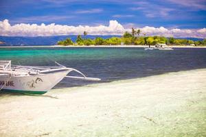 kleines Boot am tropischen Sandstrand foto