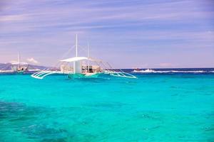 großer katamaran im türkisfarbenen offenen meer in der nähe der insel bohol foto