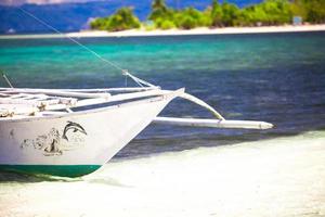 kleines Boot am tropischen Sandstrand foto