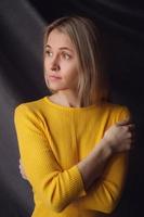 Porträt eines Mädchens im gelben Pullover foto