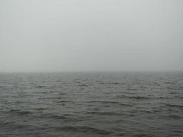 dichter weißer Nebel über dem kalten Wintermeer foto
