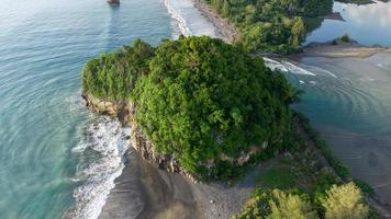 Luftaufnahme einer kleinen Insel mit schattigen grünen Bäumen foto