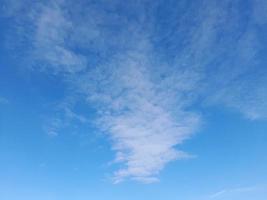 blauer himmel mit geschwollenen wolkenhintergrund. natürlichen Hintergrund. foto