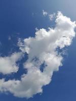 schöne weiße Wolken auf tiefblauem Himmelshintergrund. Große, helle, weiche, flauschige Wolken bedecken den gesamten blauen Himmel. foto