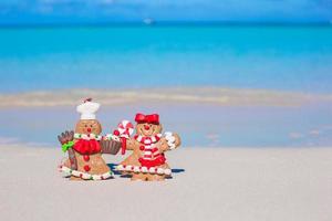 Nahaufnahme von Weihnachtslebkuchenplätzchen an einem weißen Sandstrand foto