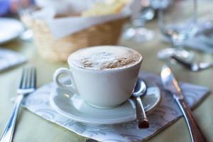 köstlicher und leckerer Cappuccino zum Frühstück in einem Café im Resort foto