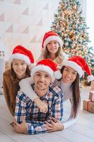 glückliche junge familie mit kindern, die weihnachtsgeschenke halten foto