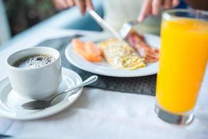 Gesundes, leckeres Frühstück am Tisch im Café im Freien foto