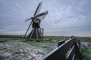 Mellemolen, Holländische Windmühle in Akkrum, Niederlande. im Winter mit etwas Schnee. foto