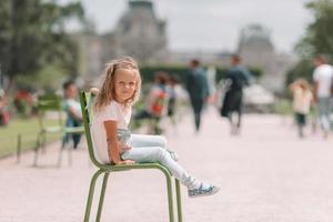 entzückende Mode kleines Mädchen im Freien in den Tuileries-Gärten, Paris foto