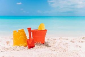 Strandkinderspielzeug am weißen Sandstrand foto