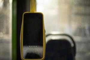 Geräte zum Bezahlen von Busfahrkarten. Innenraum des Busses. elektronische Kasse. NFC-Sensor gegen Bezahlung. foto