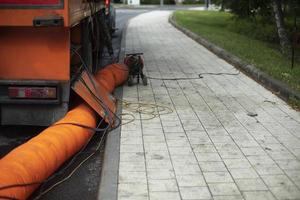 Kanalreparatur. orangefarbenes Rohr. Details der Arbeiten in der Stadt. foto
