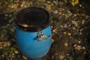 blaues Fass im Garten. Wassertank. Kunststofffass zum Gießen von Pflanzen. foto